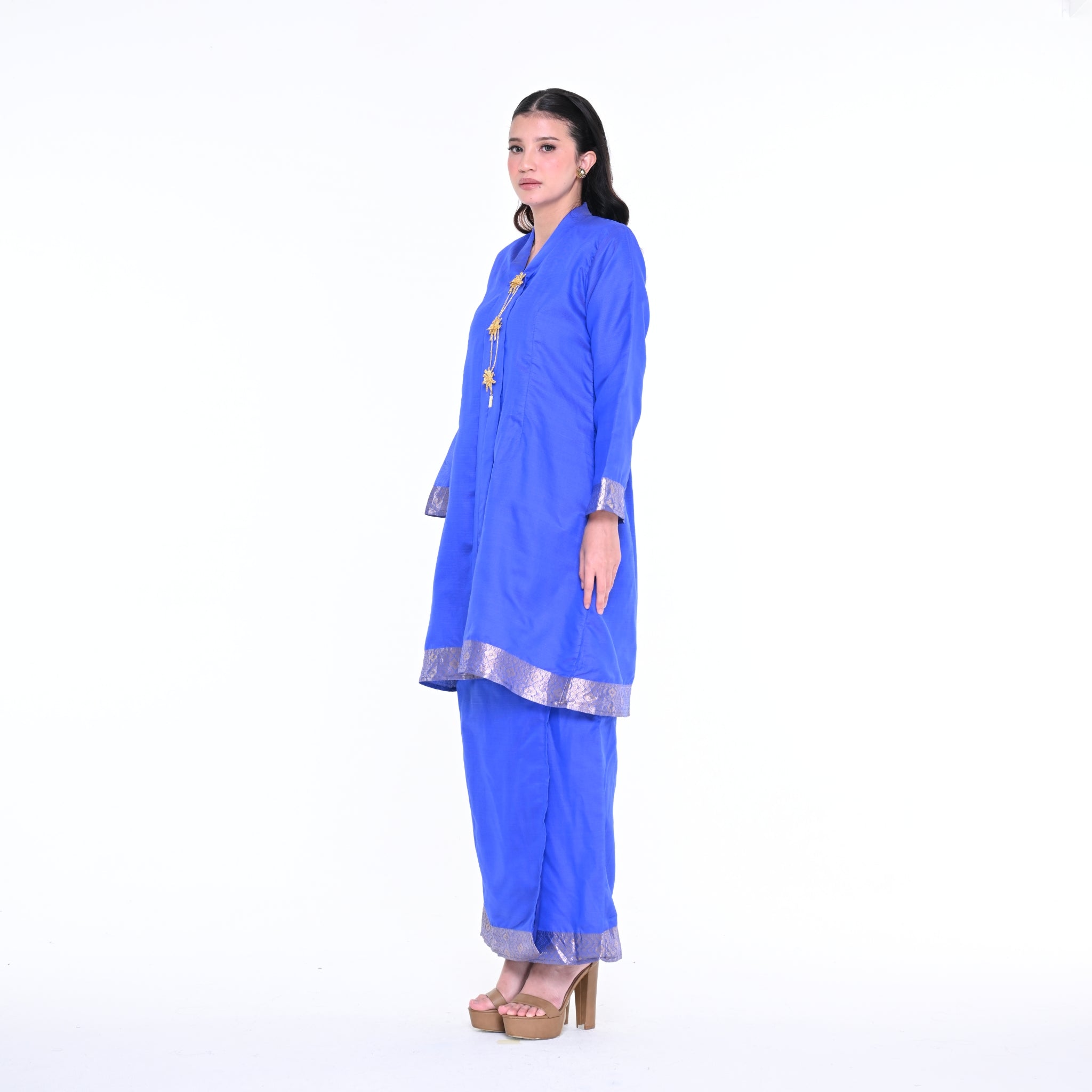Kebaya Tok Border Blue