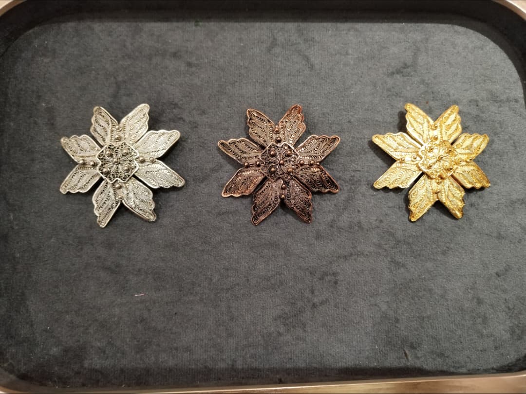 Brooch Klasik Bunga Pecah 8