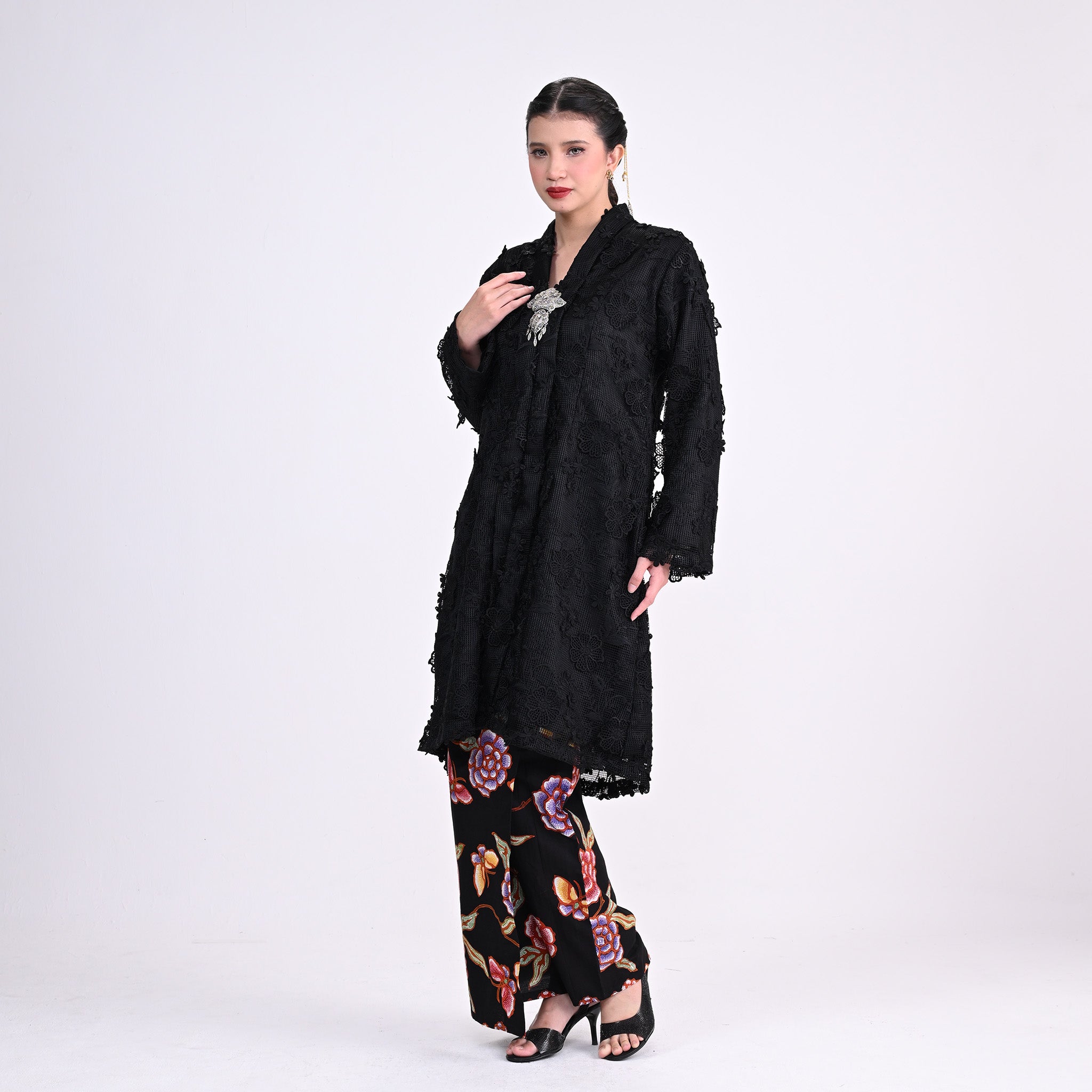 Kebaya Atilia Lace Black Batik
