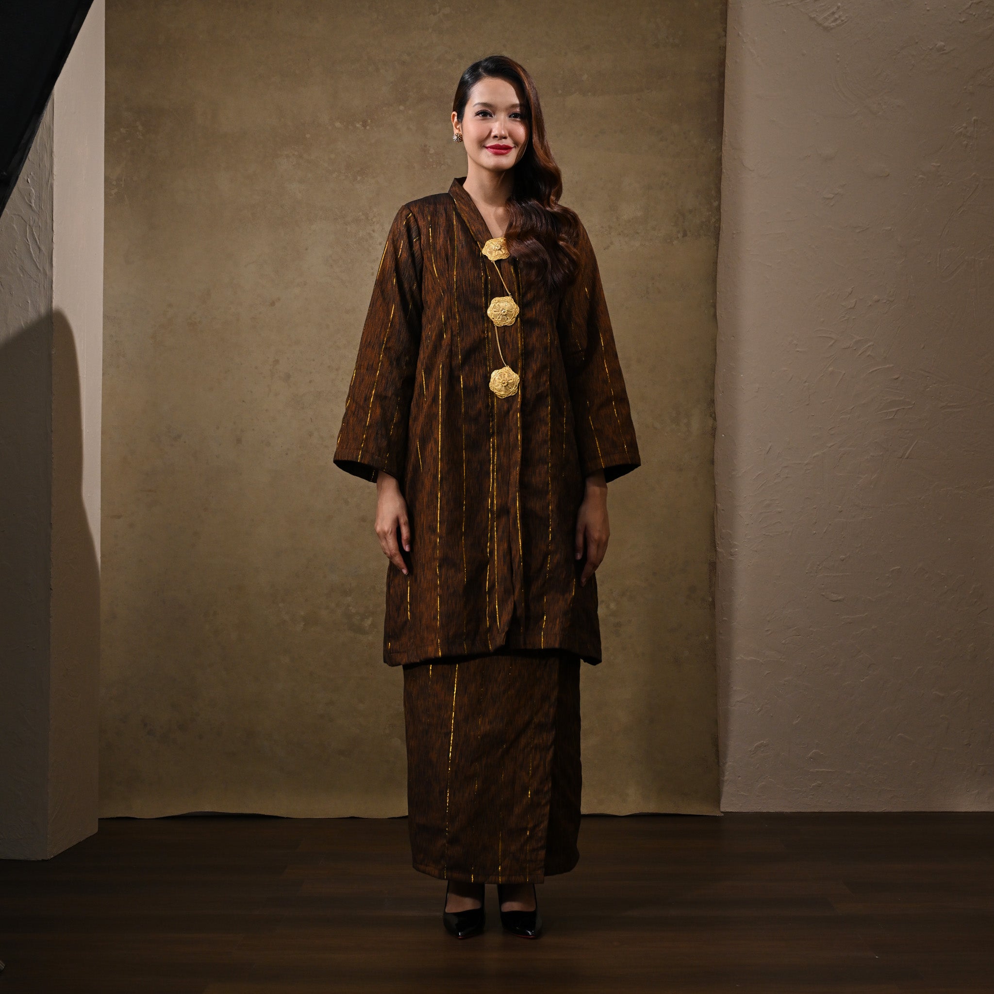 Baju Kebaya Tok Jalur Emas Brown