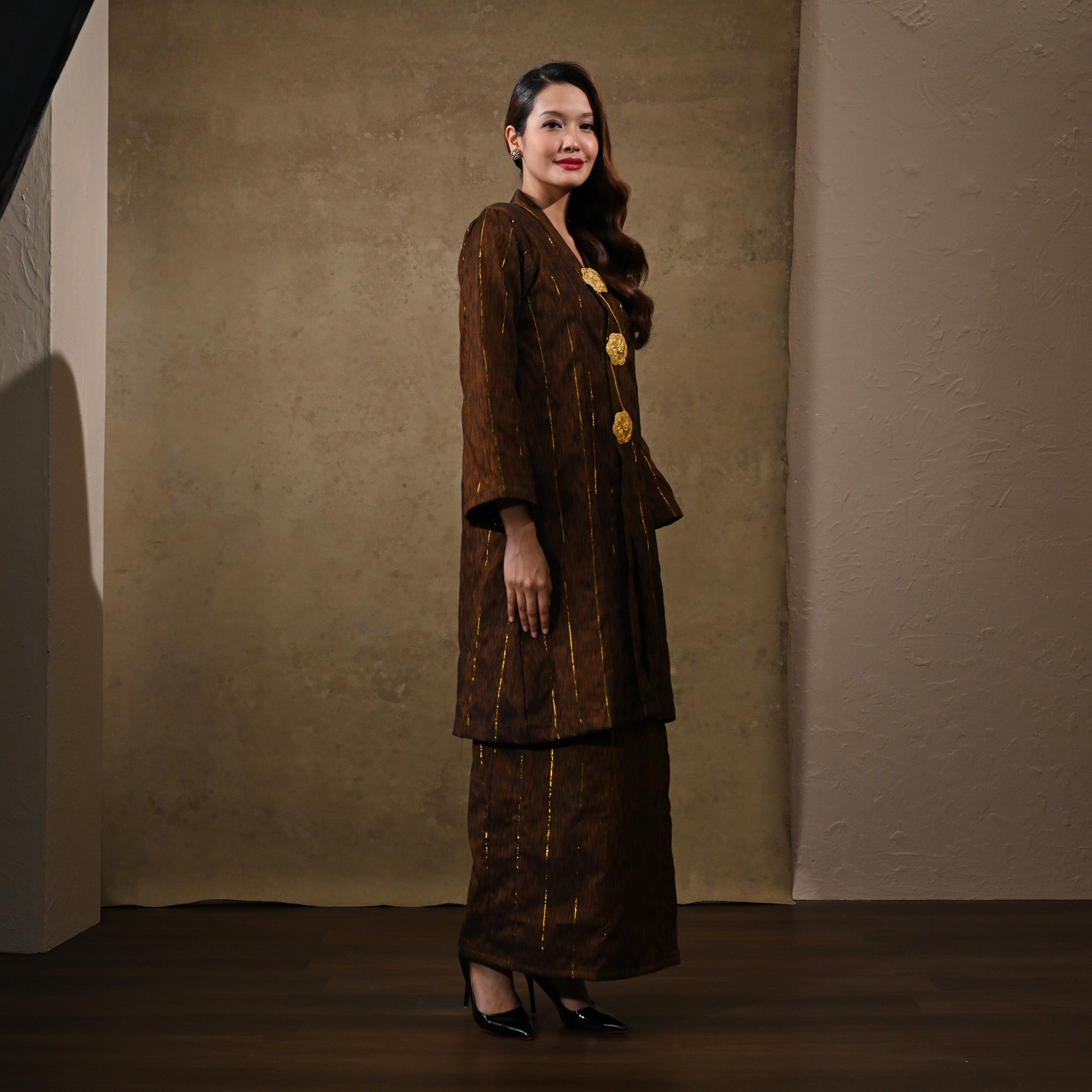 Baju Kebaya Tok Jalur Emas Brown