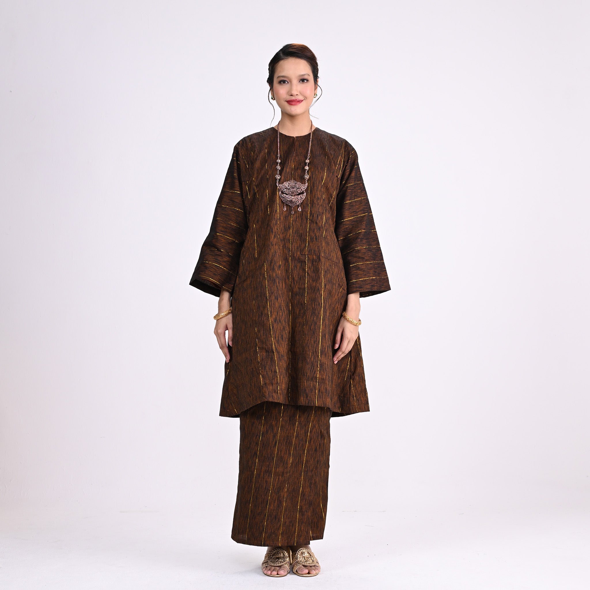 Baju Kurung Kocek Jalur Emas