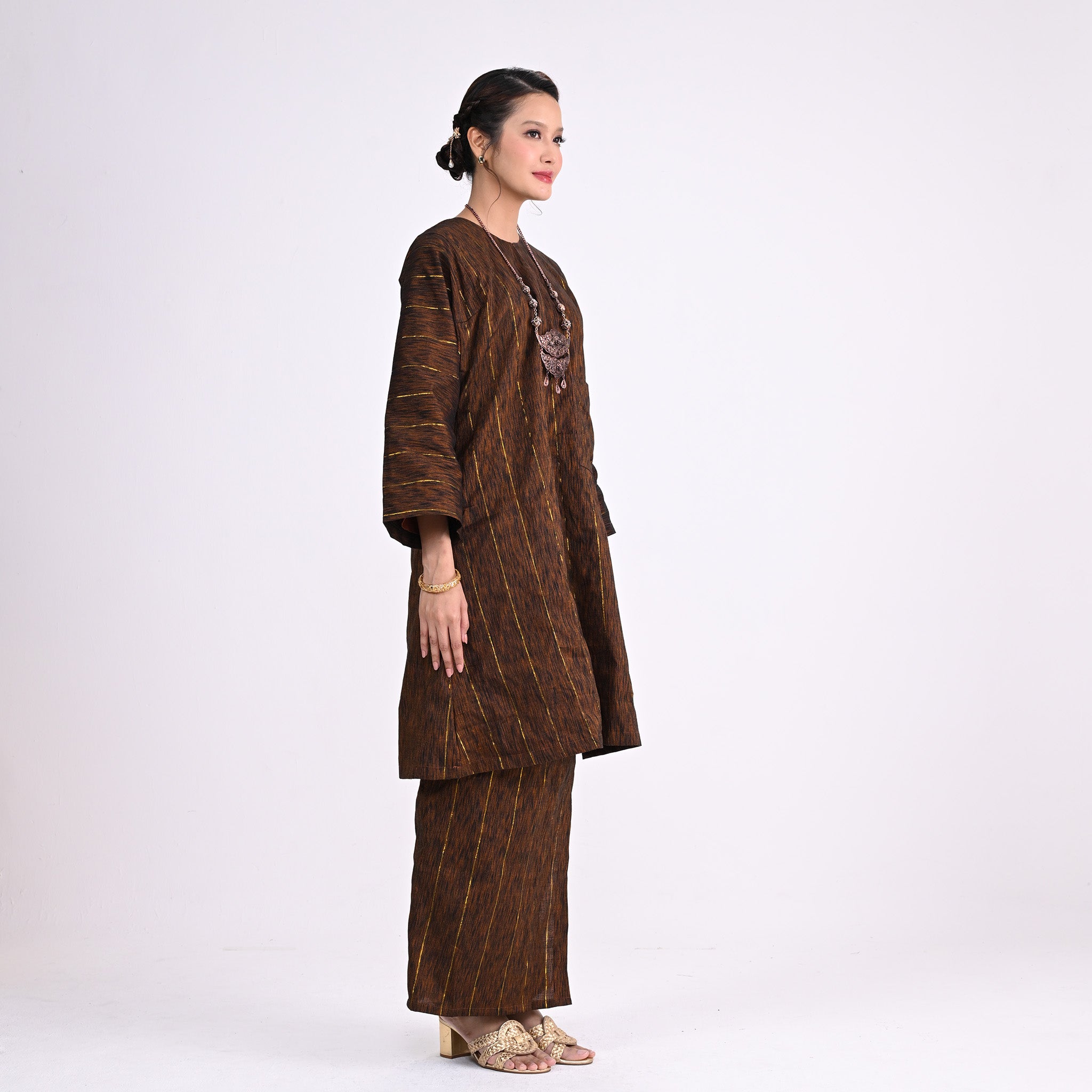 Baju Kurung Kocek Jalur Emas