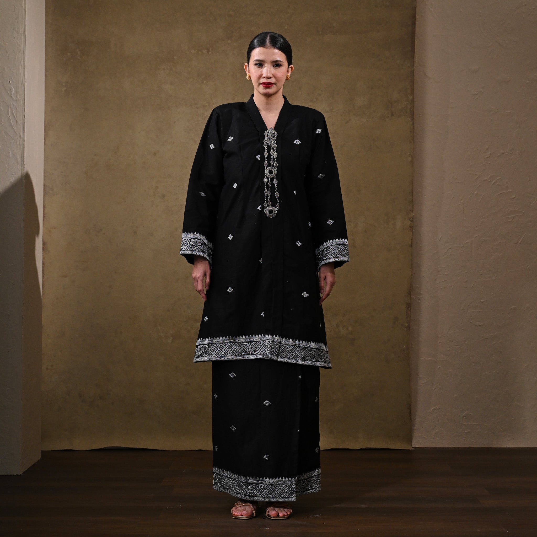 Baju Kebaya Tok  Bunga Tabur  Black